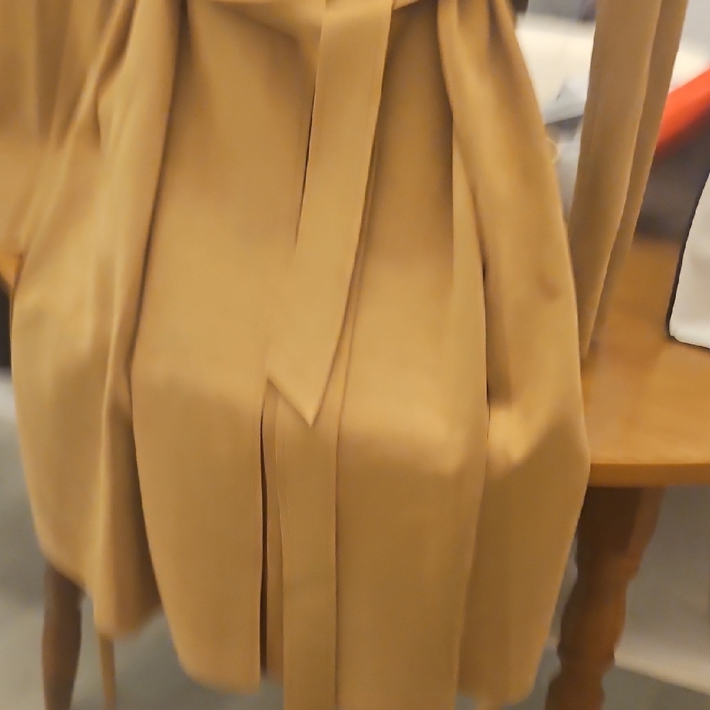 Elegant Tan Women's Trench Coat - Picture 3 of 5